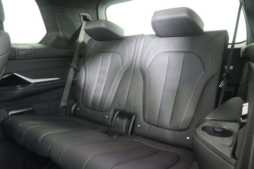 Used 2022 Black Sapphire Metallic BMW M50i image 18