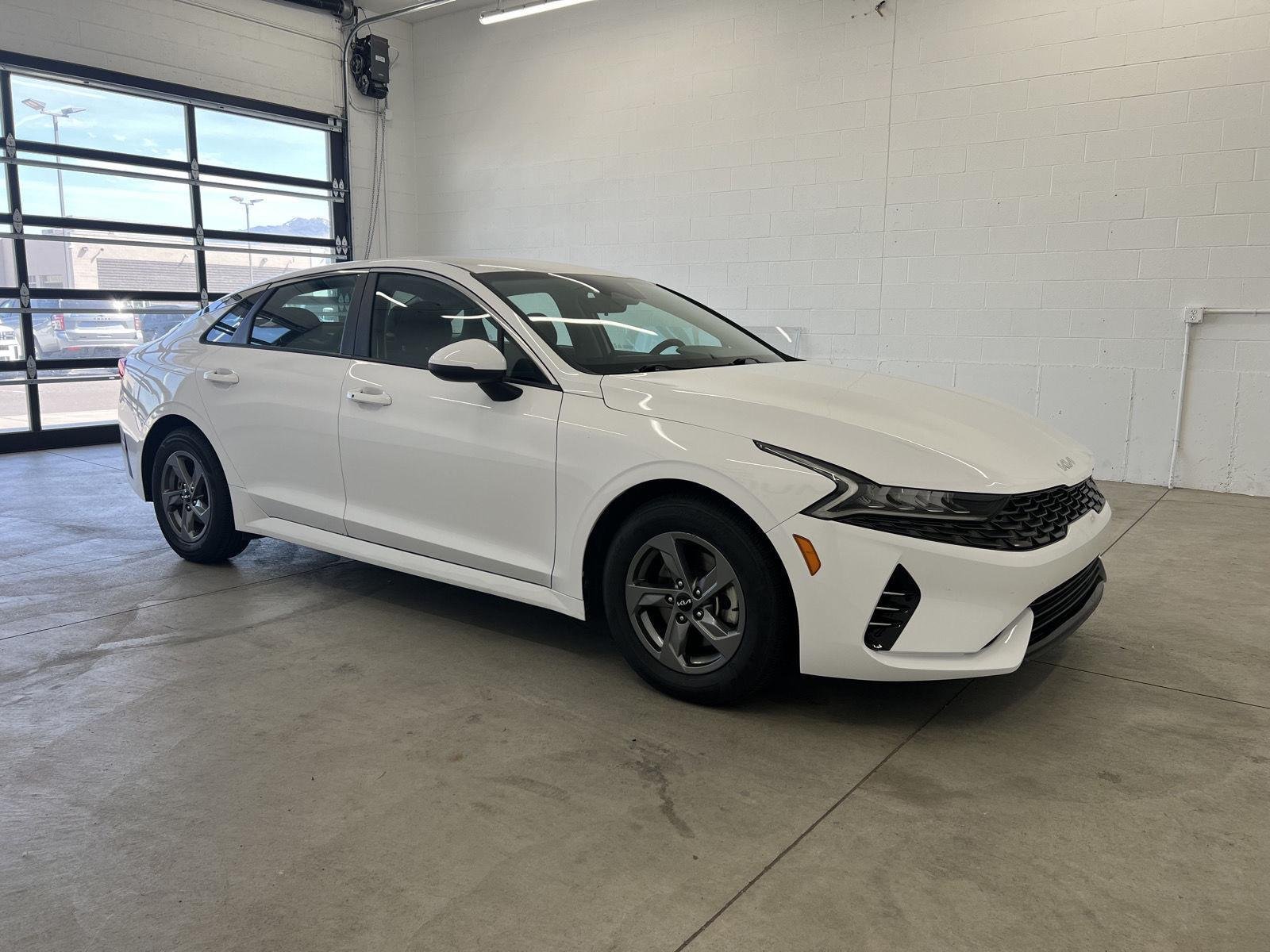 Used 2023 Glacial White Pearl Kia LXS image 4