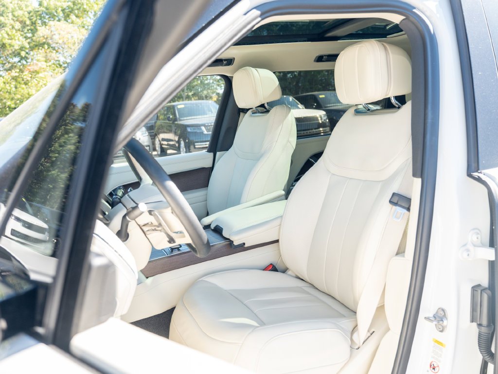 Used 2024 White Land Rover SE image 20