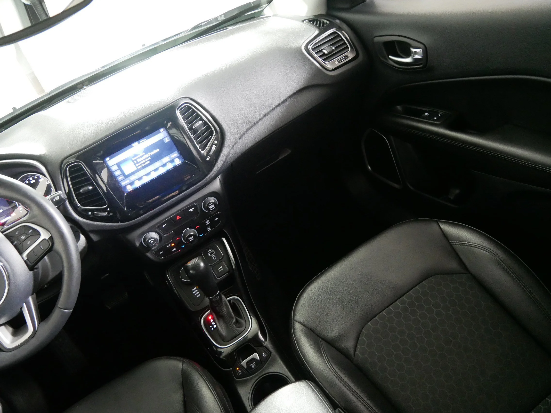 Used 2019 Granite Crystal Metallic Clearcoat Jeep Altitude image 11