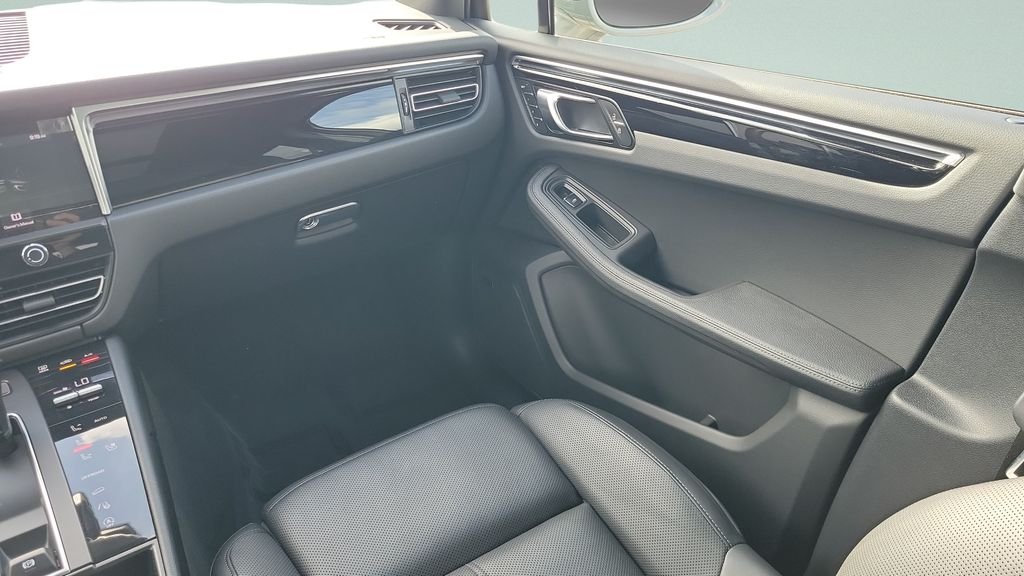 Used 2025  Porsche Base image 12