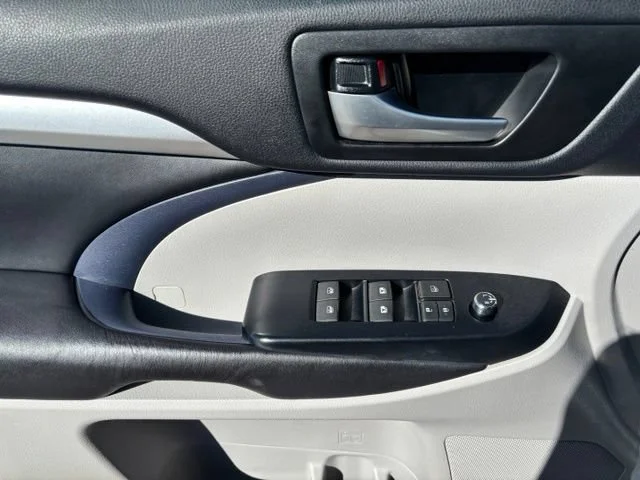 Used 2017 White Toyota XLE image 12