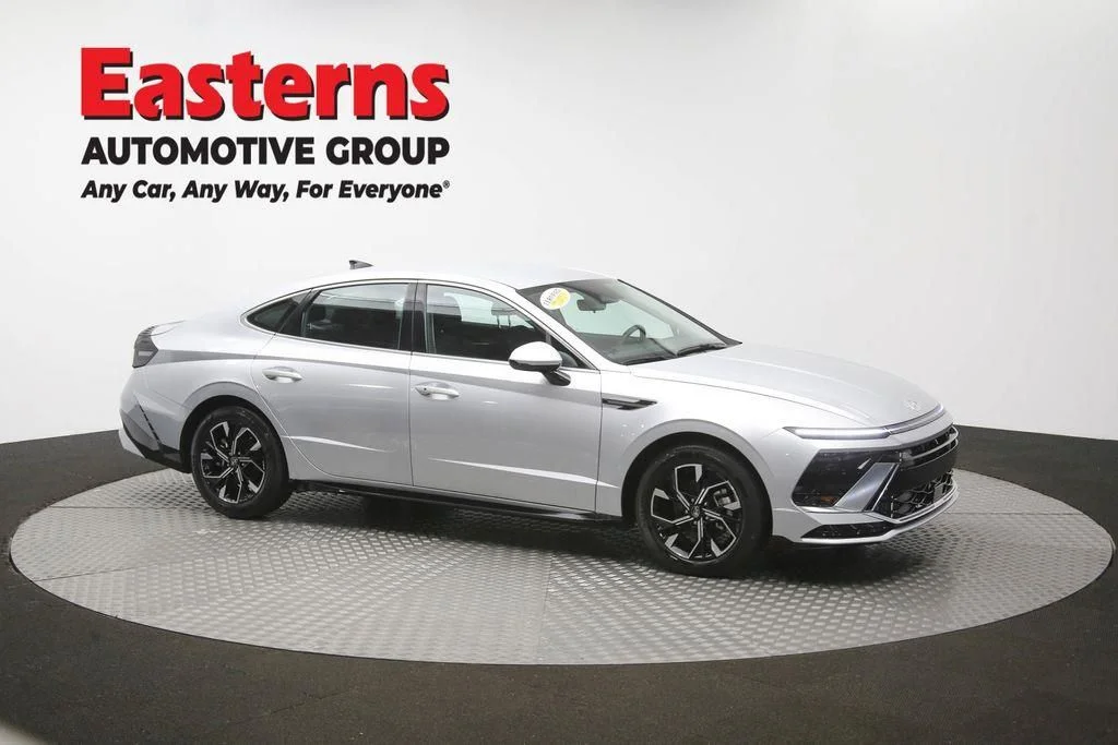 Used 2025 Silver Hyundai SEL image 50