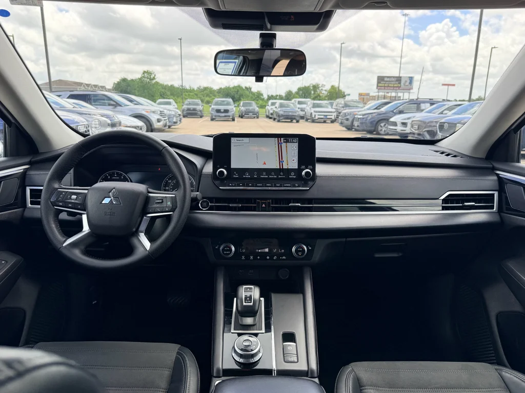 Used 2023  Mitsubishi SE Special Edition image 18