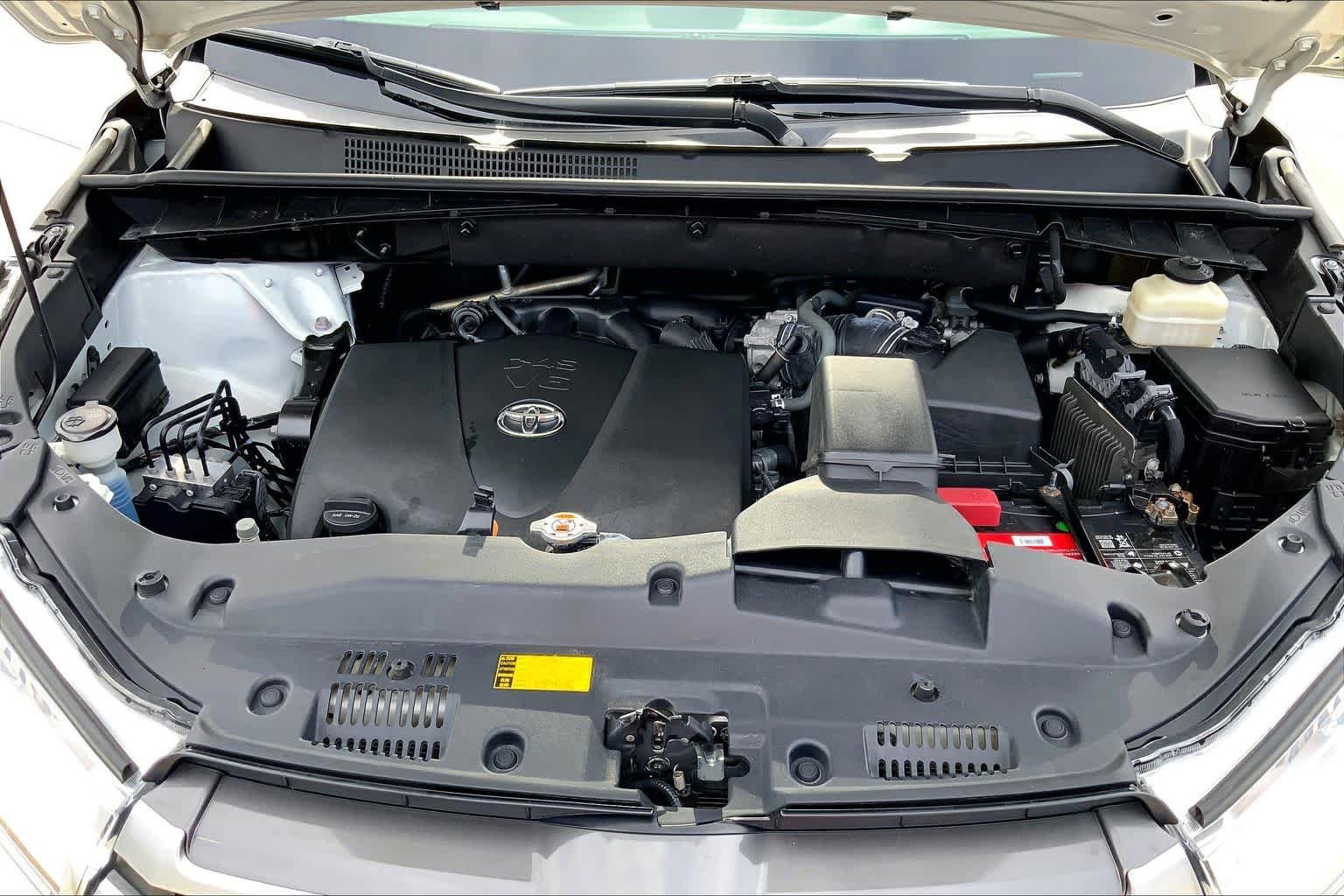 Used 2019 Blizzard Pearl Toyota XLE image 30