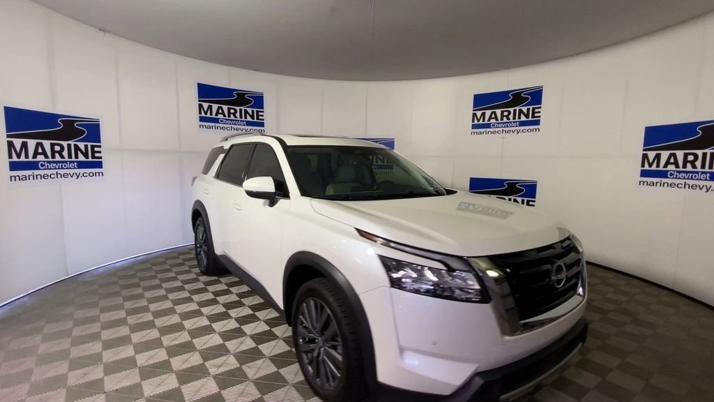 Used 2024 White Nissan SL image 4