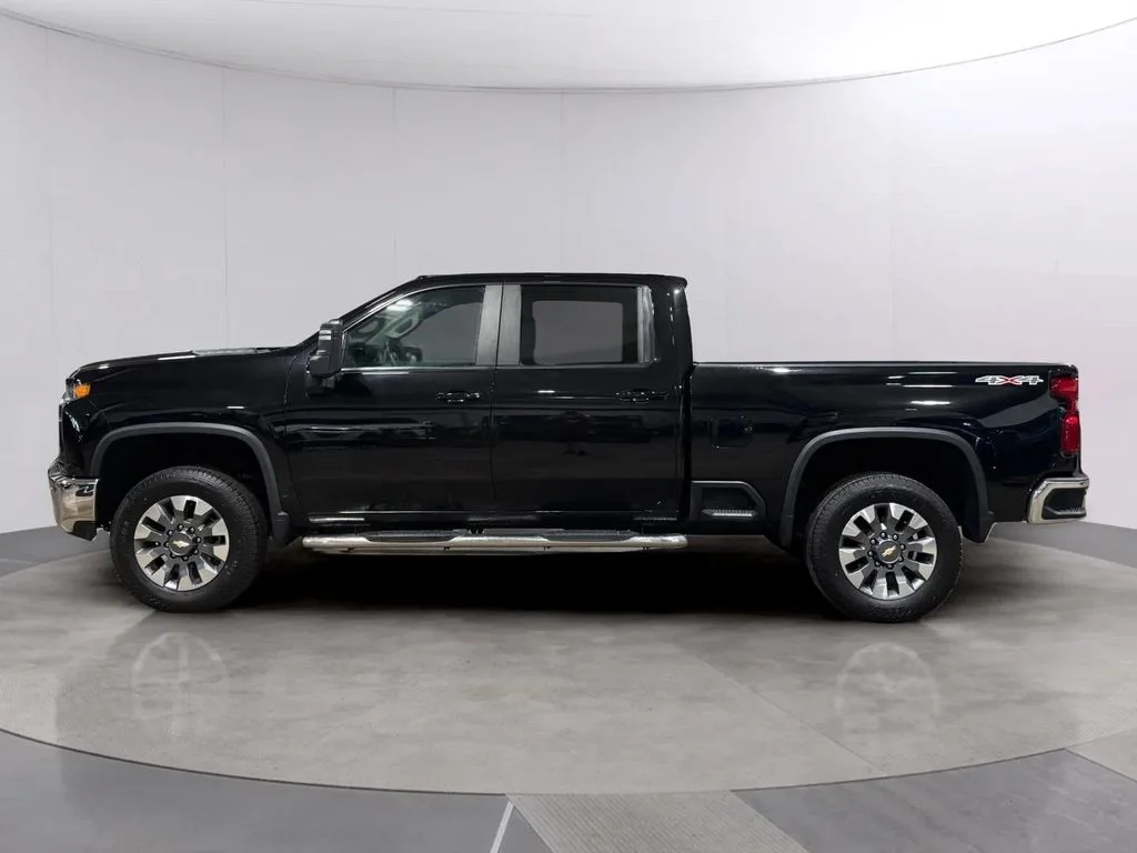 Used 2021 Black Chevrolet LT image 6