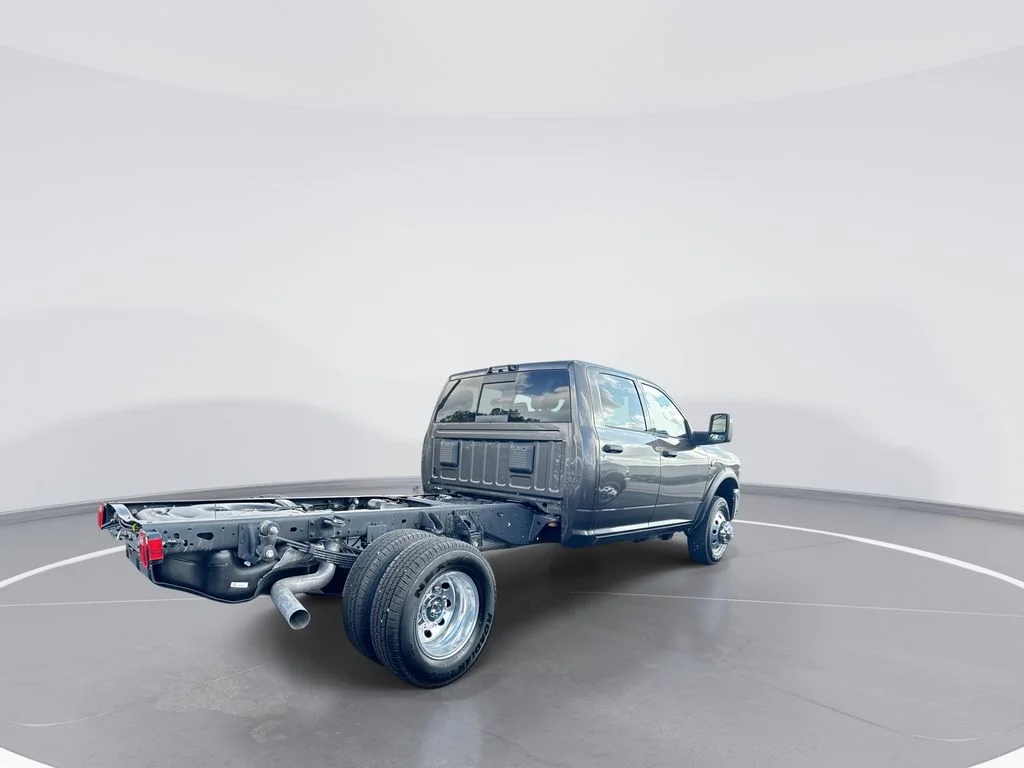 2026 RAM 3500 Chassis Tradesman - Photo 9