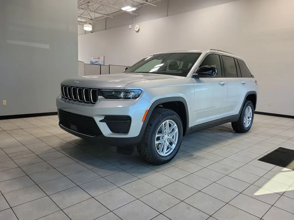 New 2026 Silver Zynith Jeep Laredo X image 2