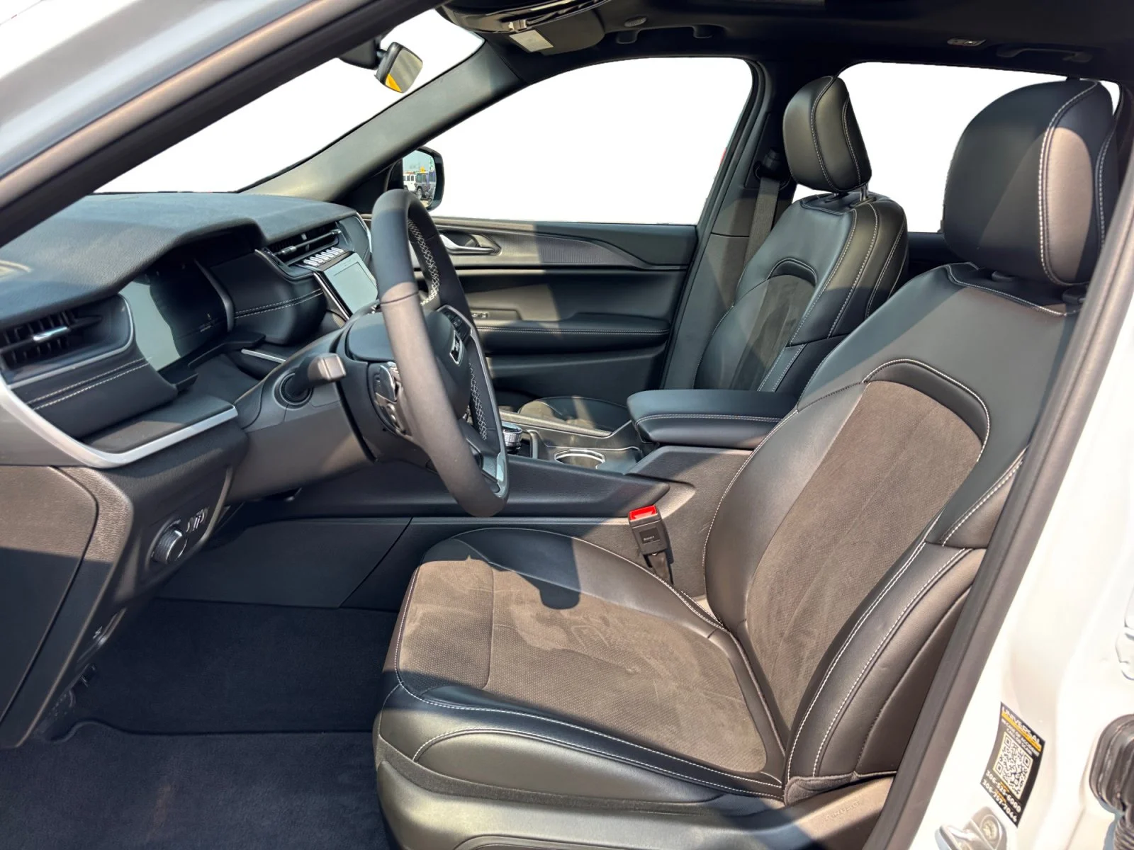 Used 2025 White Jeep Altitude image 10