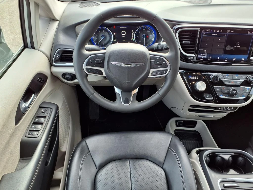 Used 2024 Silver Chrysler Touring L image 15