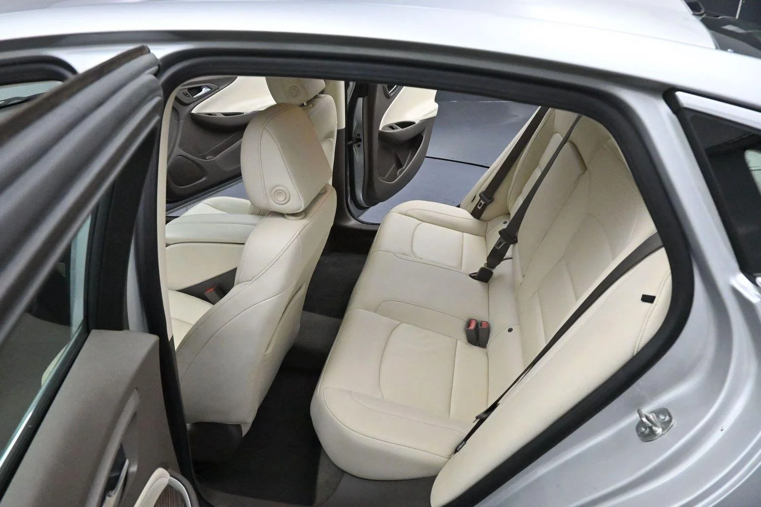 Used 2020 Silver Ice Metallic Chevrolet LT image 28