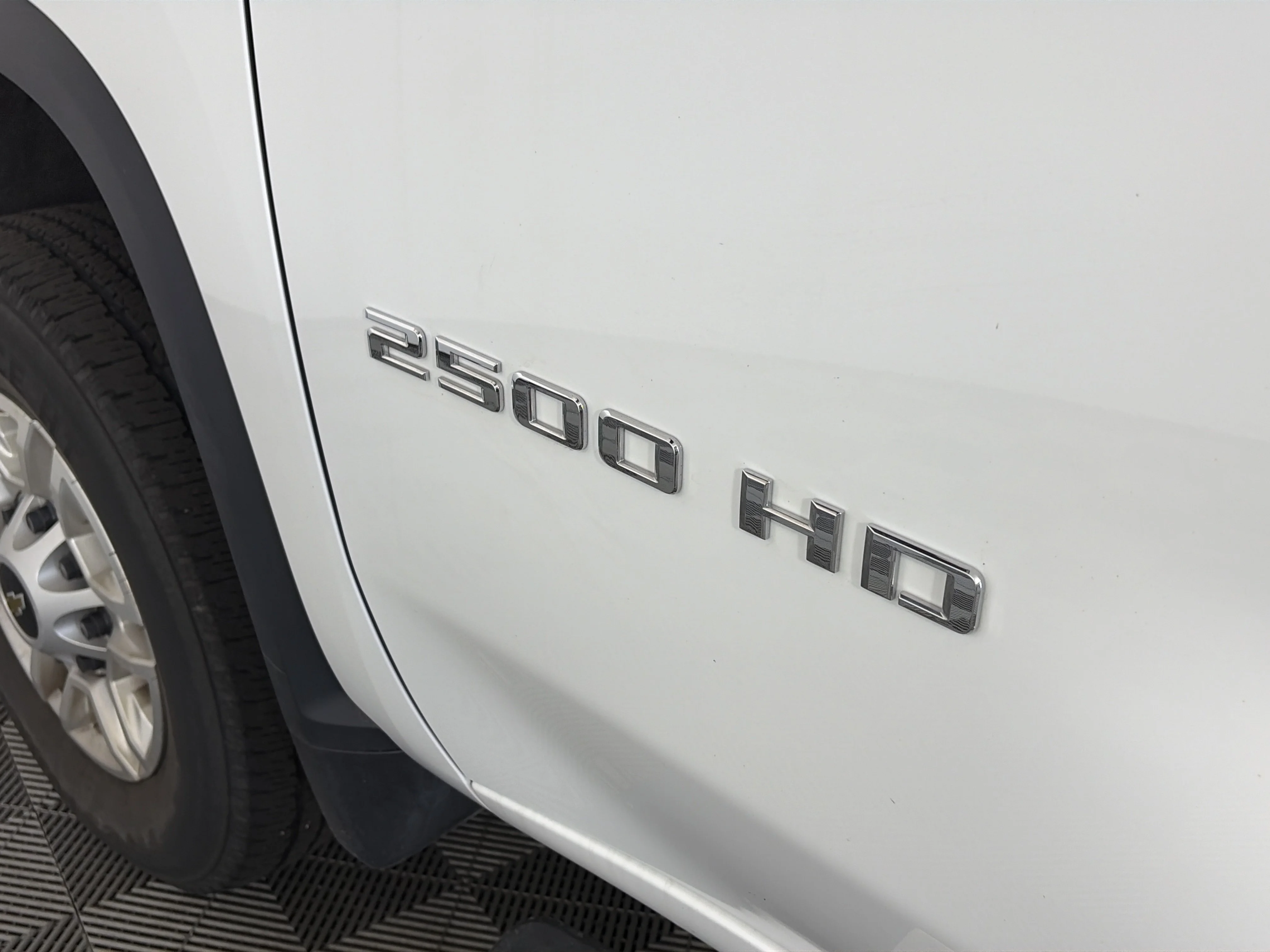 Certified Used 2025 Summit White Chevrolet LT image 18