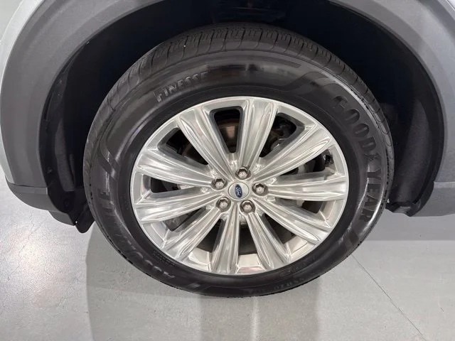 Used 2023 Silver Ford Limited image 4