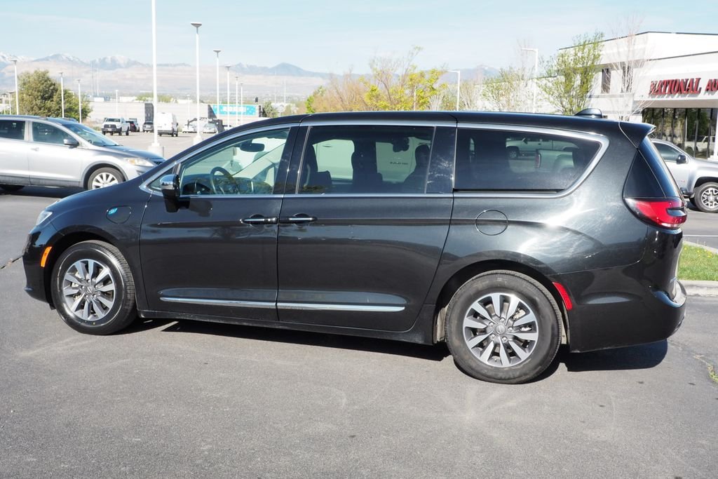 Used 2023 Black Chrysler Limited image 3