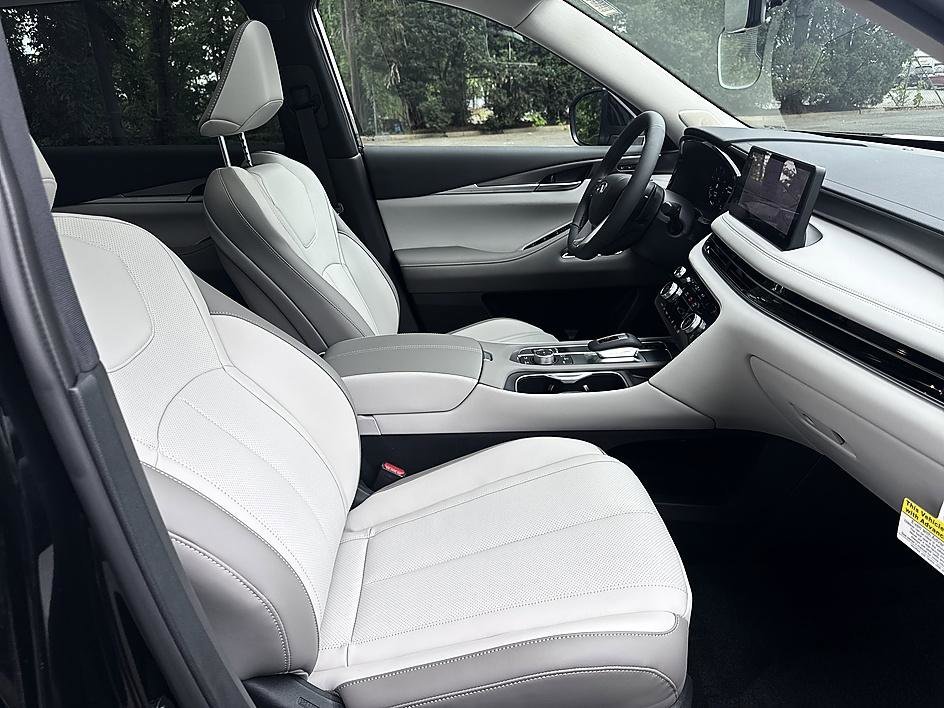 New 2027 MINERAL BLACK INFINITI LUXE image 21