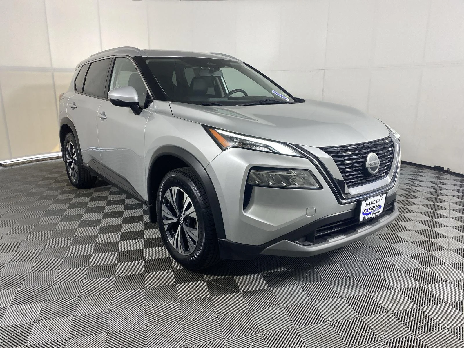 Used 2021 Brilliant Silver Metallic Nissan SV image 11