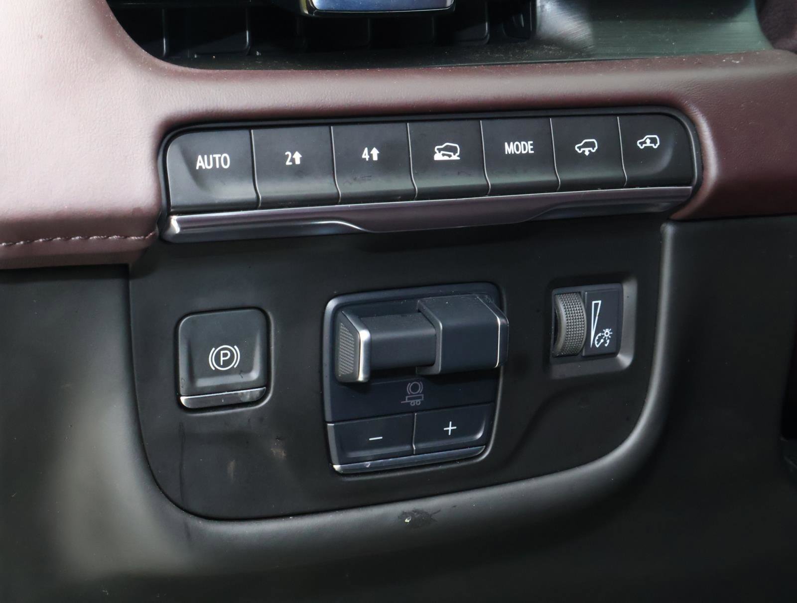 Used 2024 Crystal White Tricoat Cadillac Sport Platinum image 33