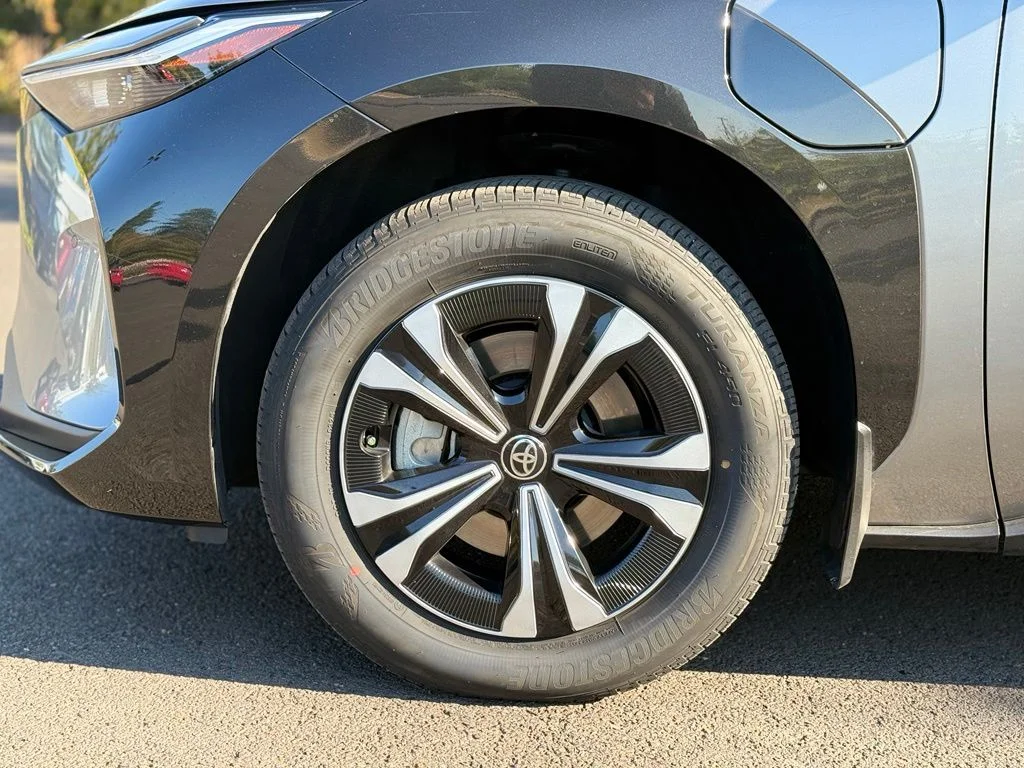 Used 2025  Toyota XLE image 9
