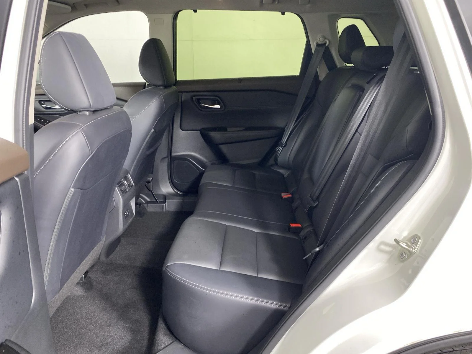 Used 2023 Pearl White Tricoat/Super Black Nissan SV image 24