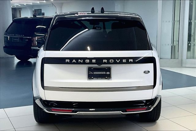 Used 2023 White Land Rover SE image 3