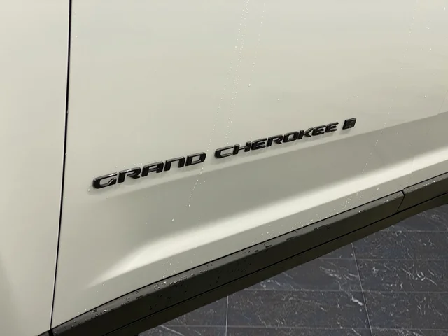 New 2026 Bright White Clear-Coat Exterior Paint Jeep Altitude image 37