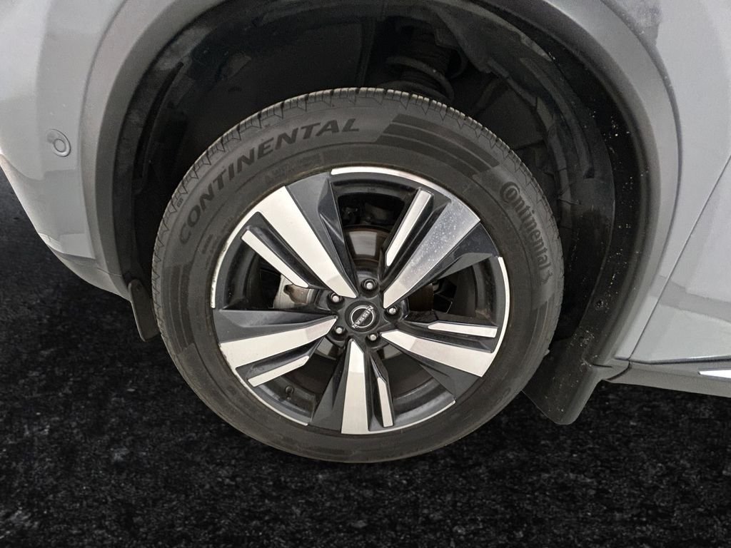 Used 2022 Gray Nissan Platinum image 27