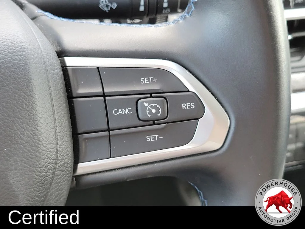 Used 2022 Silver Jeep Latitude image 30