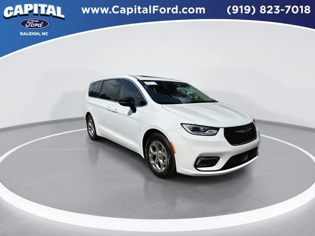 Used 2024 White Chrysler Limited image 2