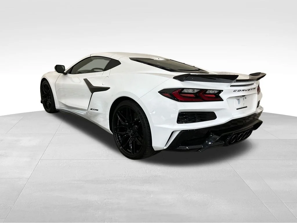 Used 2025 White Chevrolet Z06 image 3