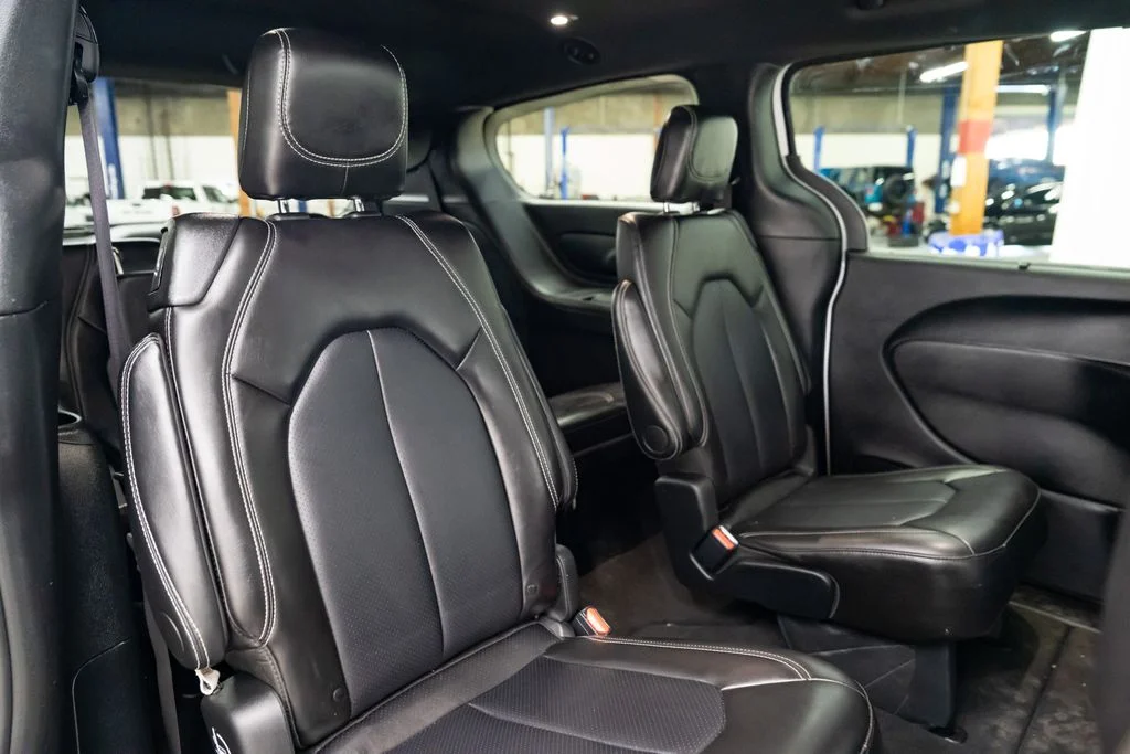 Used 2025 White Chrysler Select image 30