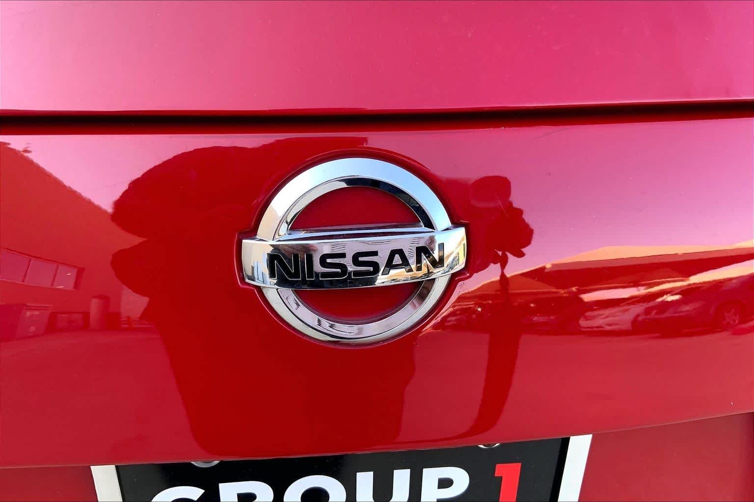 Used 2016 Solid Red Nissan Touring image 31