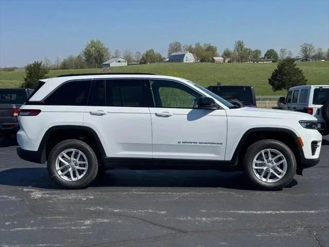 New 2026 Bright White Clear-Coat Exterior Paint Jeep Laredo X image 2