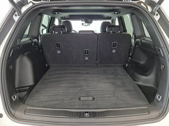 Used 2022 White Jeep Altitude image 29