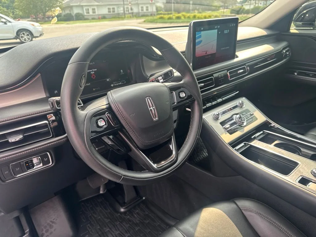 Used 2023 White Metallic Lincoln Standard image 12
