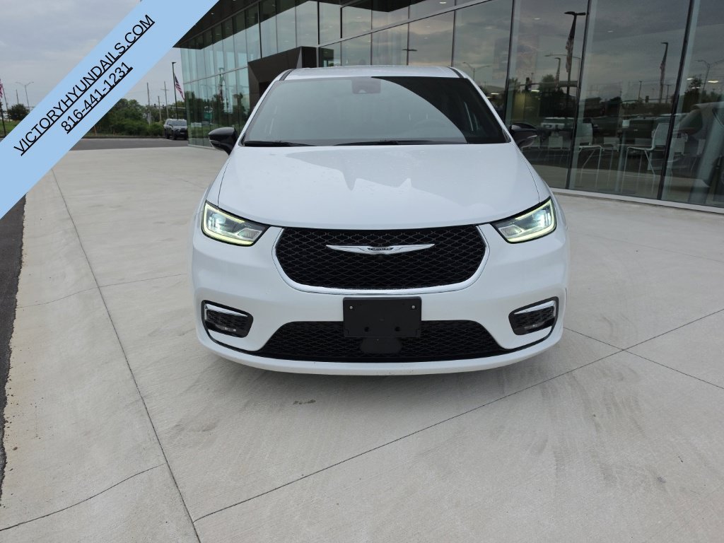 Used 2025 White Chrysler Select image 9