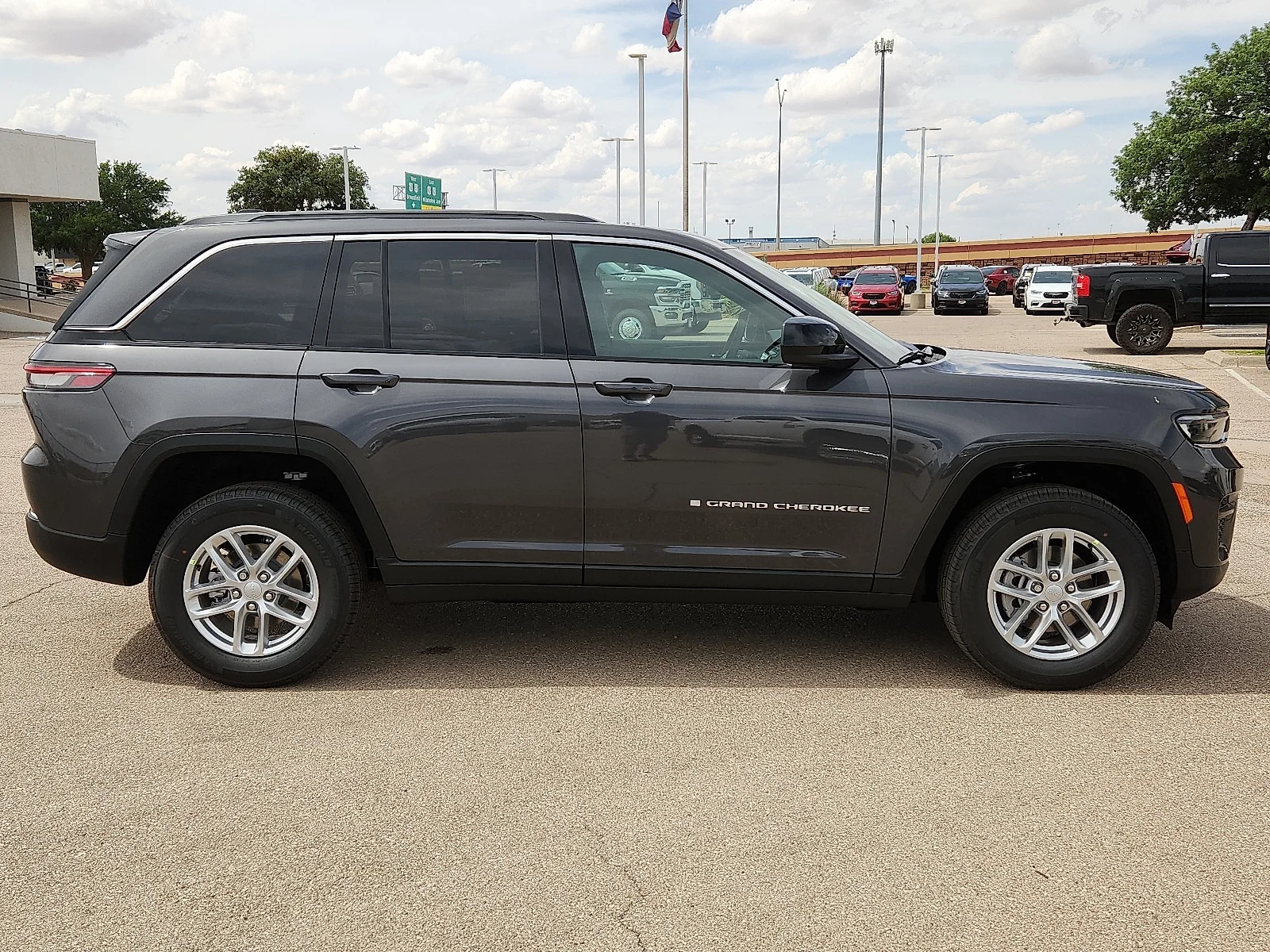 New 2026 Baltic Gray Metallic Clear-Coat  Paint Jeep LAREDO 4X4 image 5
