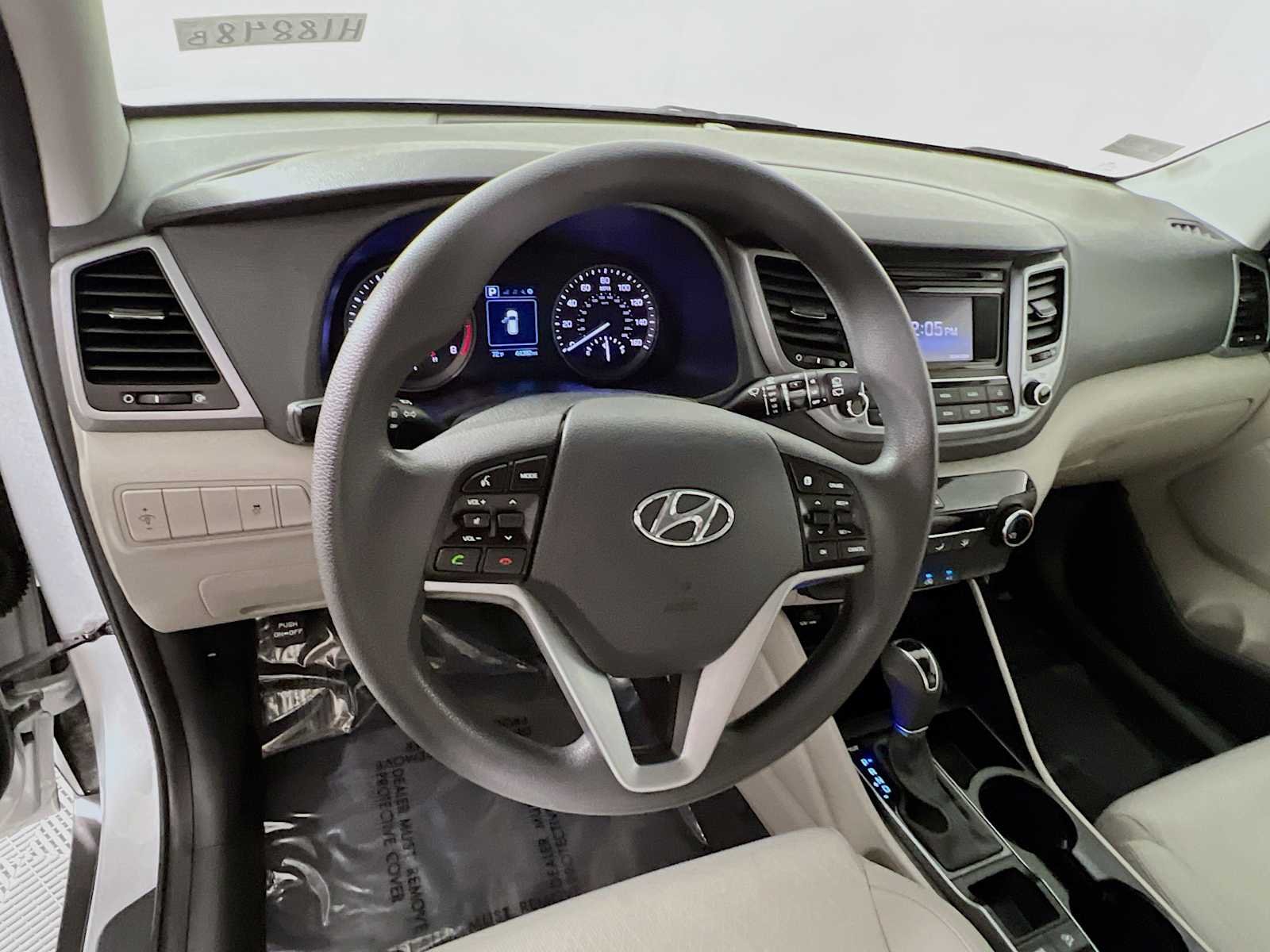 Used 2017 Molten Silver Hyundai SE image 11