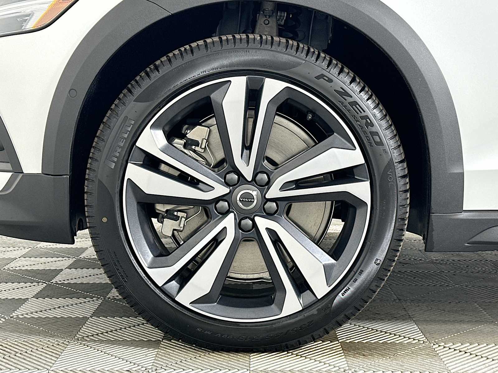 New 2026 Crystal White Volvo Plus image 29