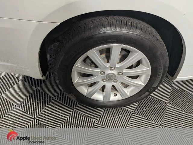 Used 2012 White Chrysler Touring image 33
