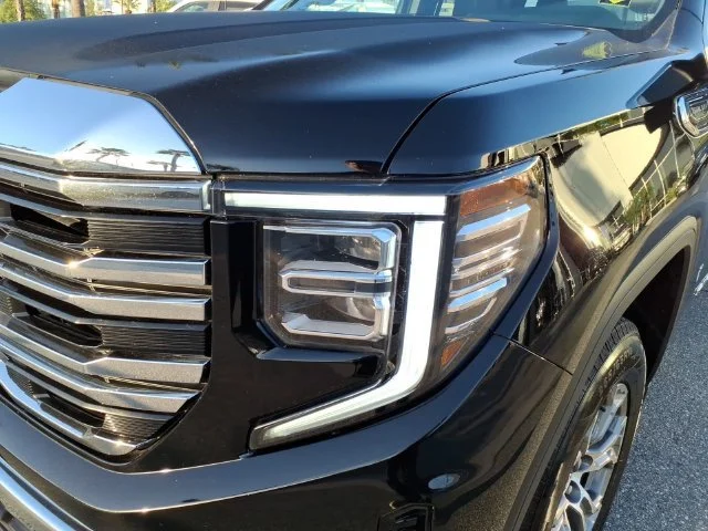Used 2025 Onyx Black GMC SLT image 9