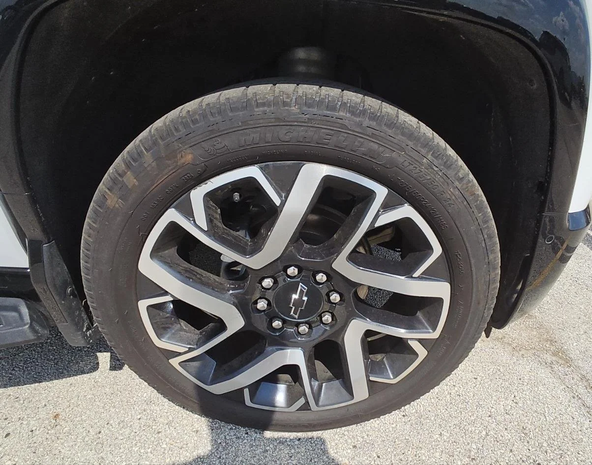 Used 2024 Summit White Chevrolet RST image 23