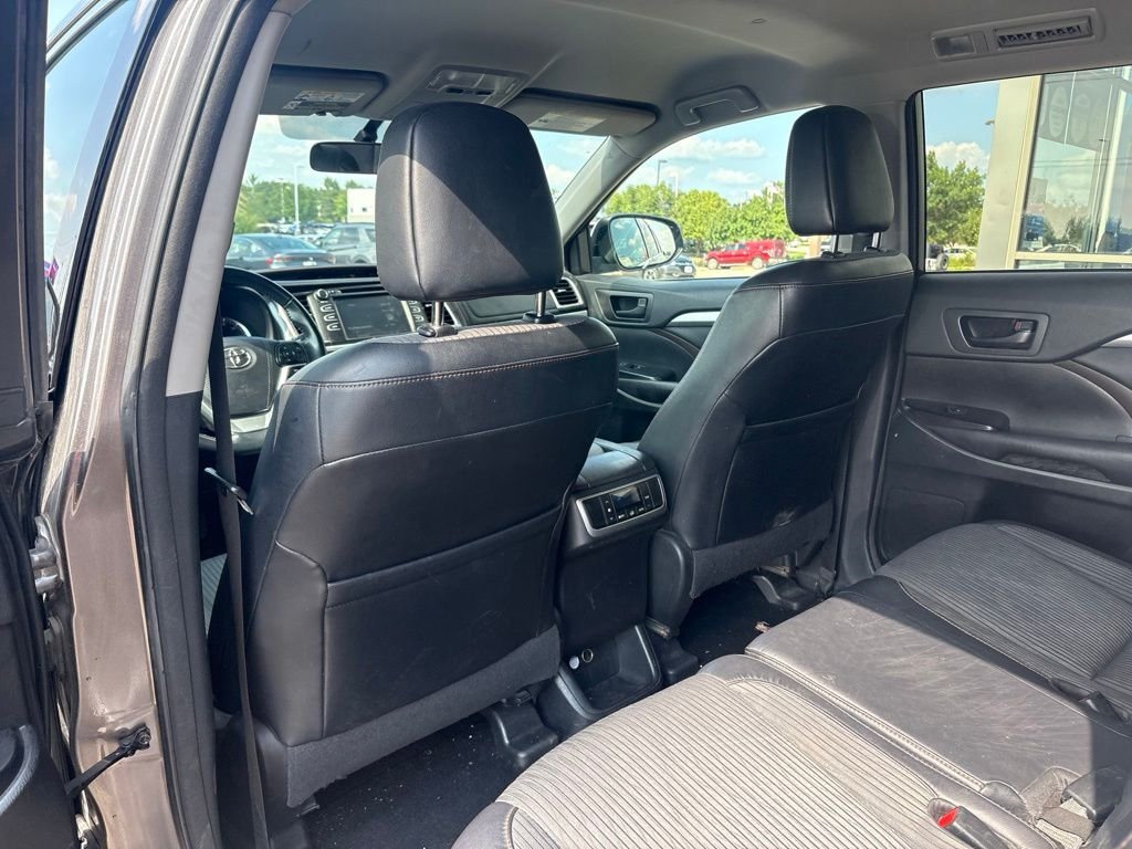 Used 2016 Gray Toyota LE V6 image 33