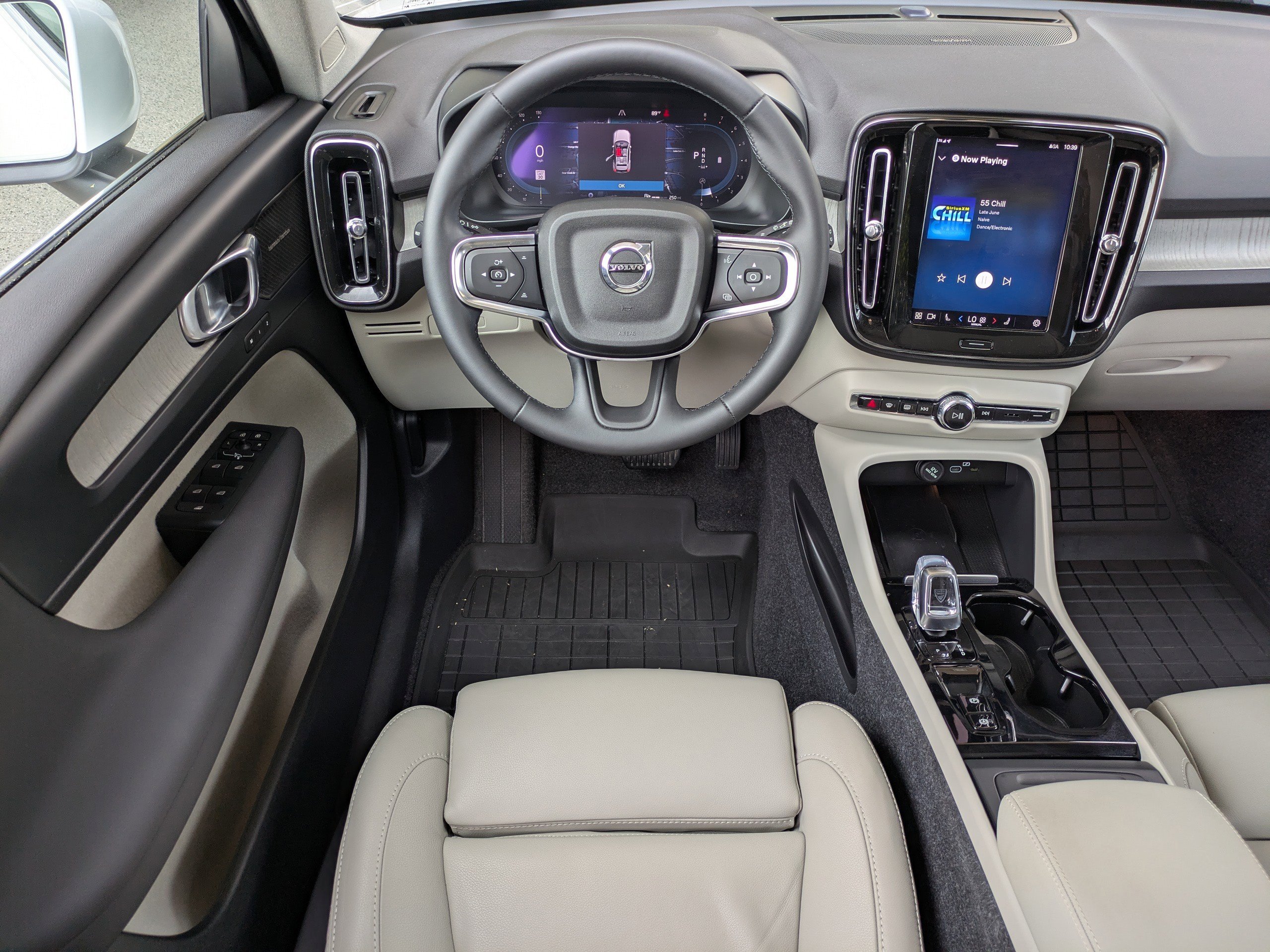 2025 Volvo XC40 Plus - Photo 15