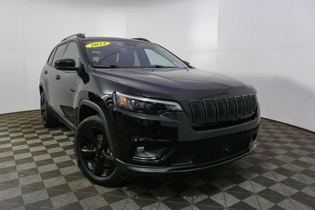 Used 2023 Black Jeep Altitude image 3