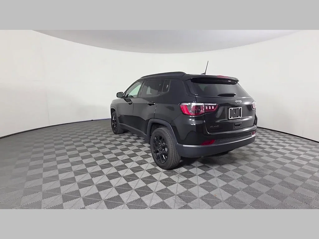 New 2026 Diamond Black Crystal Pearl-Coat Exterior Paint Jeep Latitude Altitude image 32