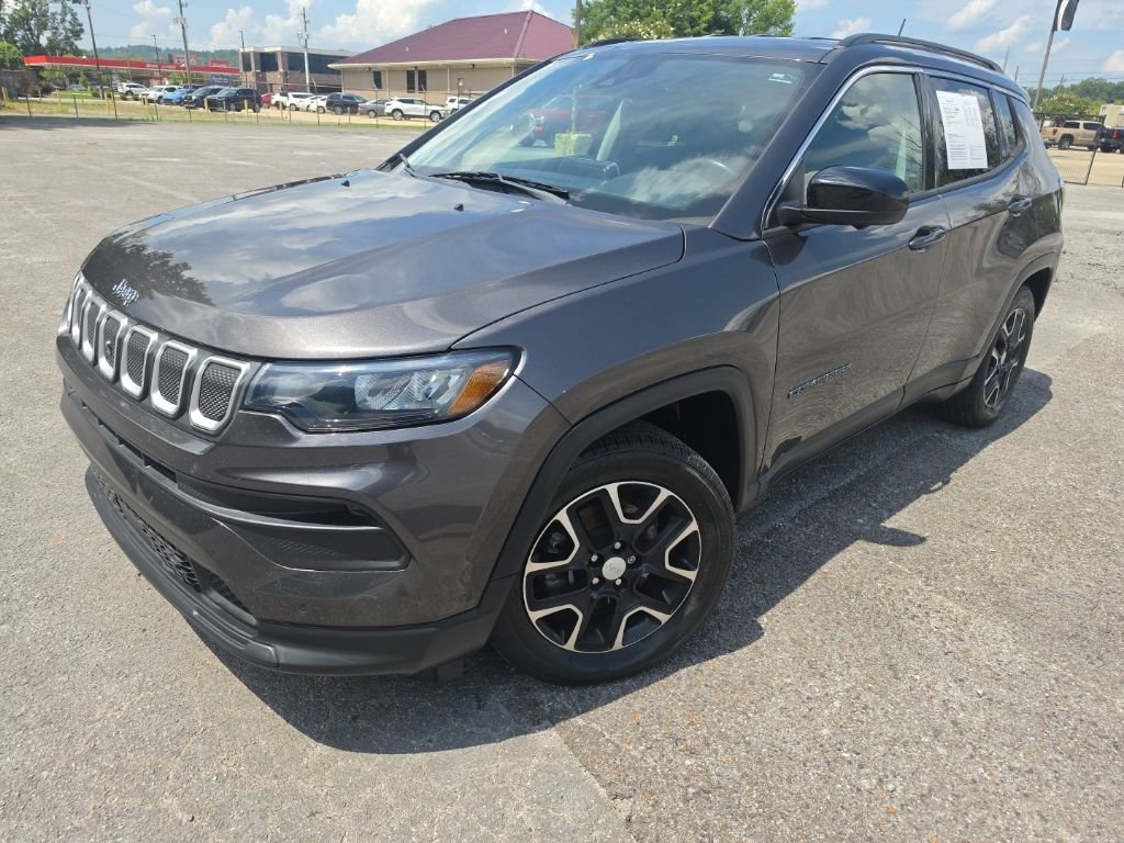 Used 2022 Gray Jeep Latitude FWD image 3