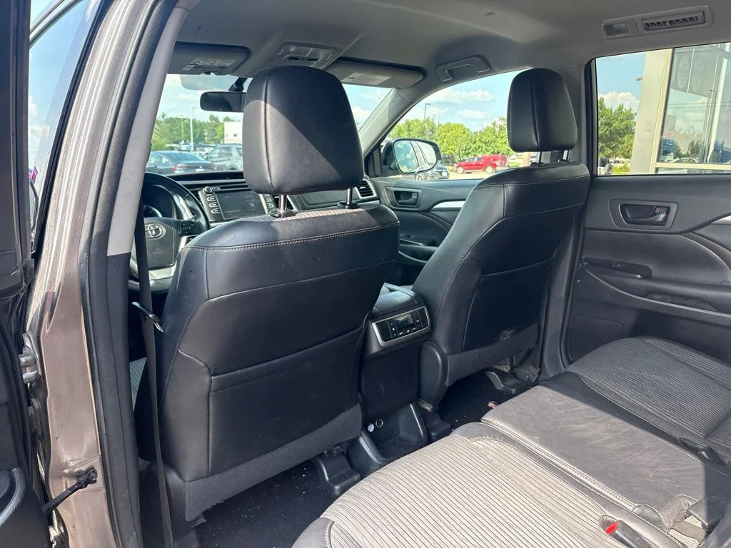 Used 2016 Gray Toyota LE V6 image 33