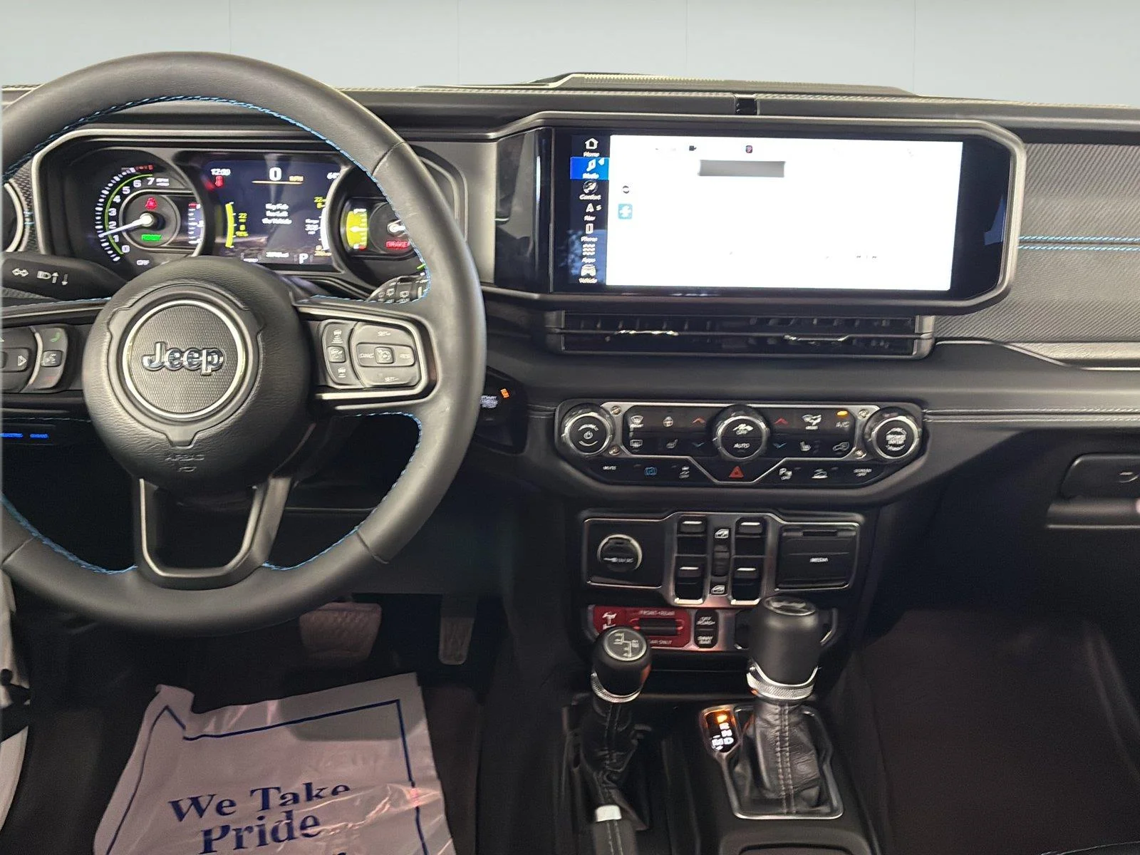 Used 2024 Bright White Clearcoat Jeep Rubicon X image 19