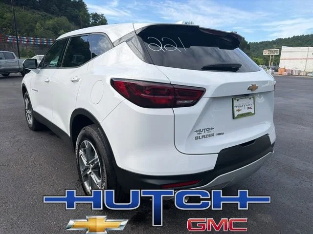 Used 2025 Summit White Chevrolet 2LT image 4